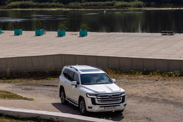 Ufa, Rússia. 6 Agosto 2021 carro preto da marca japonesa Toyota Land Cruiser 300 Premium. SUV, 4x4. Carro confiável e bonito. — Fotografia de Stock