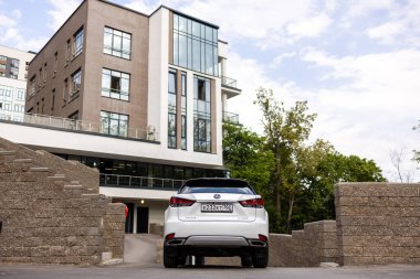 Ufa, Rusya - 13 Ekim 2020: Lexus RX300 şehir caddesinde bir araba.