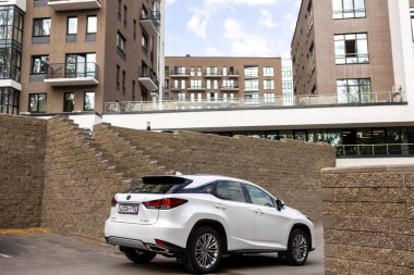 Ufa, Rusya - 13 Ekim 2020: Lexus RX300 şehir caddesinde bir araba.