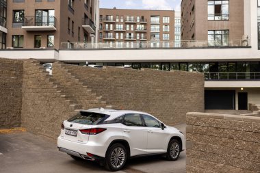Ufa, Rusya - 13 Ekim 2020: Lexus RX300 şehir caddesinde bir araba.