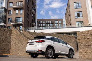 Ufa, Rusya - 13 Ekim 2020: Lexus RX300 şehir caddesinde bir araba.