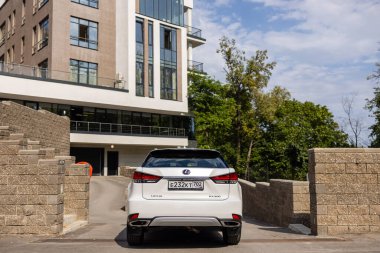 Ufa, Rusya - 13 Ekim 2020: Lexus RX300 şehir caddesinde bir araba.