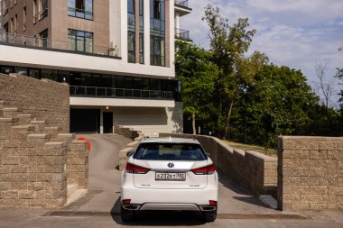 Ufa, Rusya - 13 Ekim 2020: Lexus RX300 şehir caddesinde bir araba.