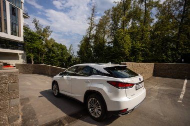 Ufa, Rusya - 13 Ekim 2020: Lexus RX300 şehir caddesinde bir araba.