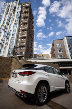 Ufa, Rusya - 13 Ekim 2020: Lexus RX300 şehir caddesinde bir araba.