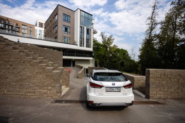 Ufa, Rusya - 13 Ekim 2020: Lexus RX300 şehir caddesinde bir araba.