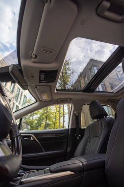 Ufa, Rusya - 13 Ekim 2020: Lexus RX300 şehir caddesinde bir araba.