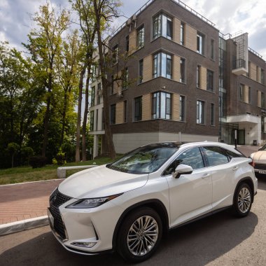 Ufa, Rusya - 13 Ekim 2020: Lexus RX300 şehir caddesinde bir araba.