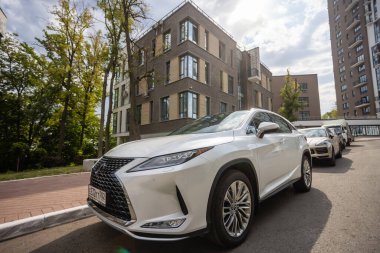 Ufa, Rusya - 13 Ekim 2020: Lexus RX300 şehir caddesinde bir araba.