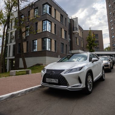 Ufa, Rusya - 13 Ekim 2020: Lexus RX300 şehir caddesinde bir araba.