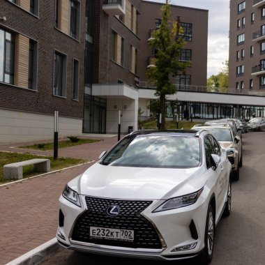 Ufa, Rusya - 13 Ekim 2020: Lexus RX300 şehir caddesinde bir araba.