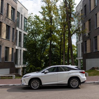 Ufa, Rusya - 13 Ekim 2020: Lexus RX300 şehir caddesinde bir araba.