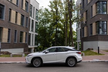 Ufa, Rusya - 13 Ekim 2020: Lexus RX300 şehir caddesinde bir araba.