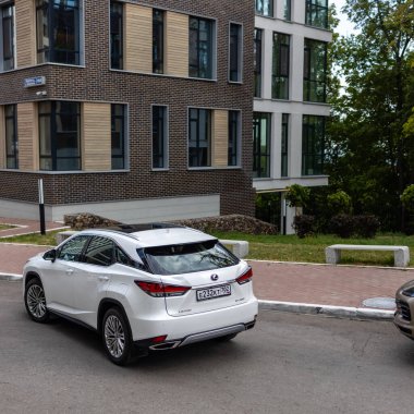 Ufa, Rusya - 13 Ekim 2020: Lexus RX300 şehir caddesinde bir araba.