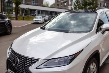 Ufa, Rusya - 13 Ekim 2020: Lexus RX300 şehir caddesinde bir araba.