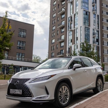 Ufa, Rusya - 13 Ekim 2020: Lexus RX300 şehir caddesinde bir araba.