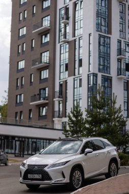 Ufa, Rusya - 13 Ekim 2020: Lexus RX300 şehir caddesinde bir araba.