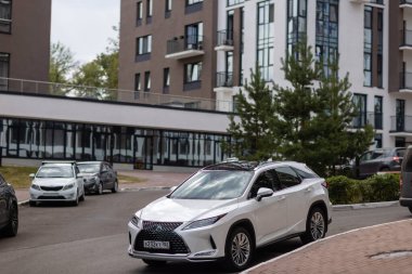 Ufa, Rusya - 13 Ekim 2020: Lexus RX300 şehir caddesinde bir araba.