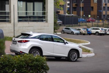 Ufa, Rusya - 13 Ekim 2020: Lexus RX300 şehir caddesinde bir araba.
