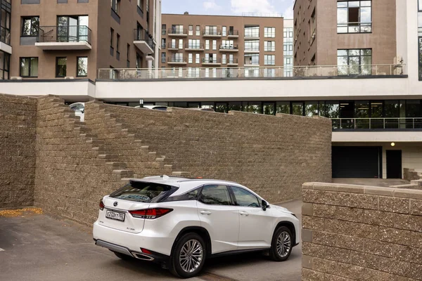 Ufa, Rusya - 13 Ekim 2020: Lexus RX300 şehir caddesinde bir araba.
