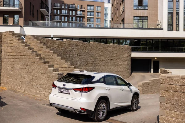 Ufa, Rusya - 13 Ekim 2020: Lexus RX300 şehir caddesinde bir araba.