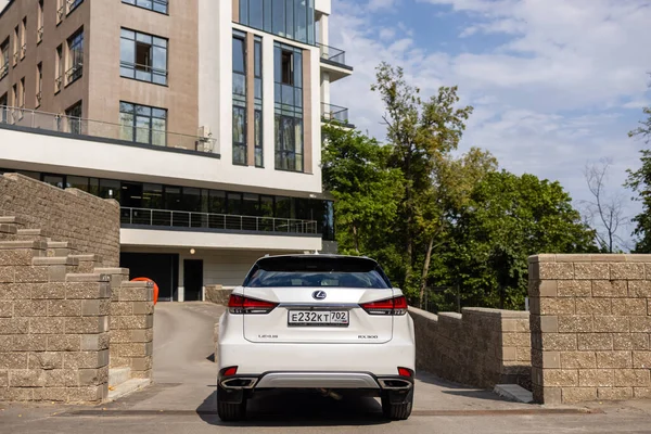 Ufa, Rusya - 13 Ekim 2020: Lexus RX300 şehir caddesinde bir araba.