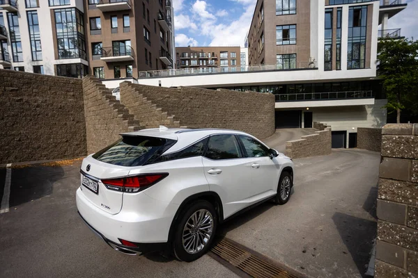 Ufa, Rusya - 13 Ekim 2020: Lexus RX300 şehir caddesinde bir araba.
