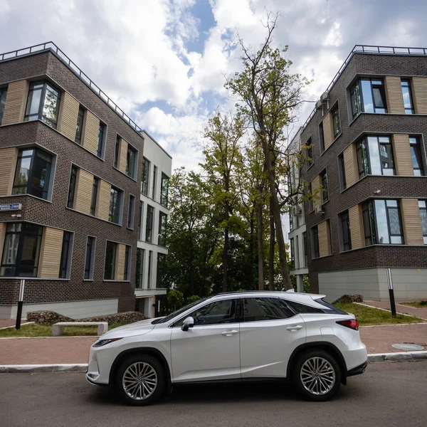 Ufa, Ryssland - 13 oktober 2020: En bil Lexus RX300 på stadens gata. — Stockfoto