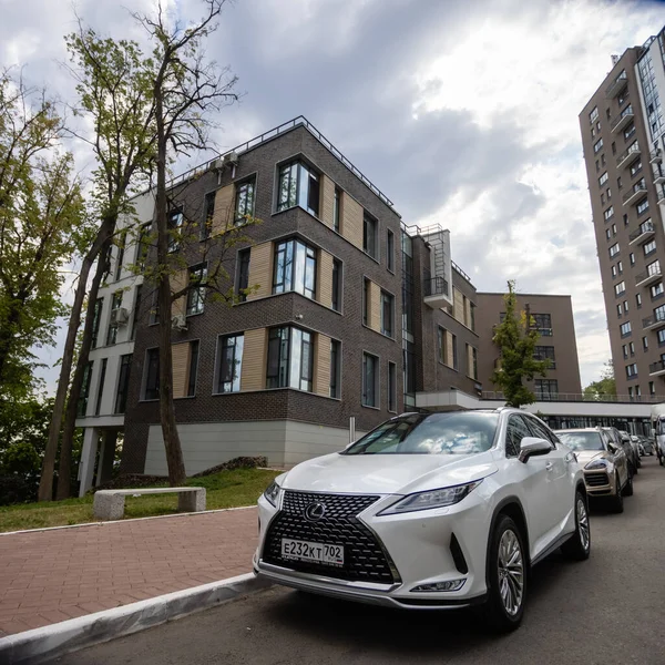 Ufa, Rusya - 13 Ekim 2020: Lexus RX300 şehir caddesinde bir araba.