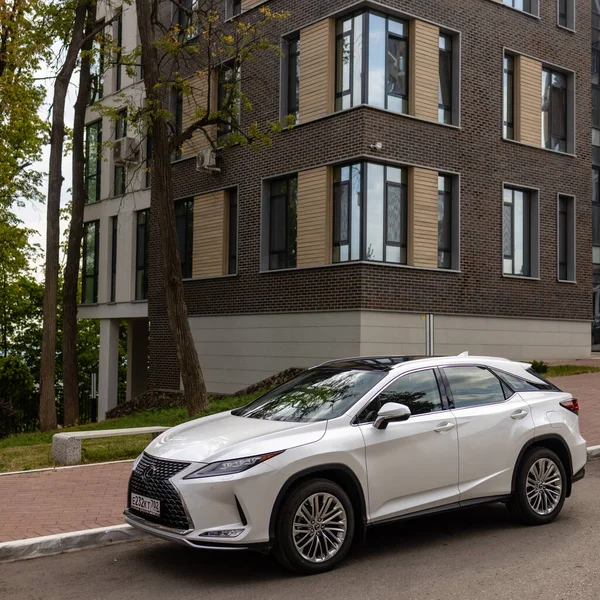 Ufa, Rusya - 13 Ekim 2020: Lexus RX300 şehir caddesinde bir araba.