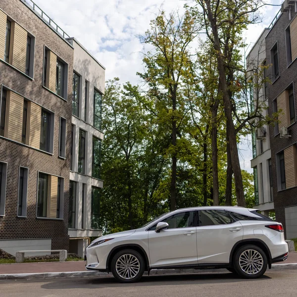 Ufa, Rusya - 13 Ekim 2020: Lexus RX300 şehir caddesinde bir araba.