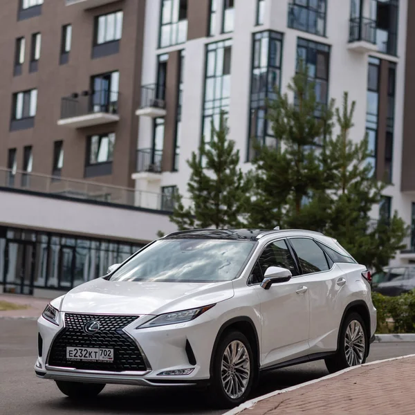 Ufa, Rusya - 13 Ekim 2020: Lexus RX300 şehir caddesinde bir araba.