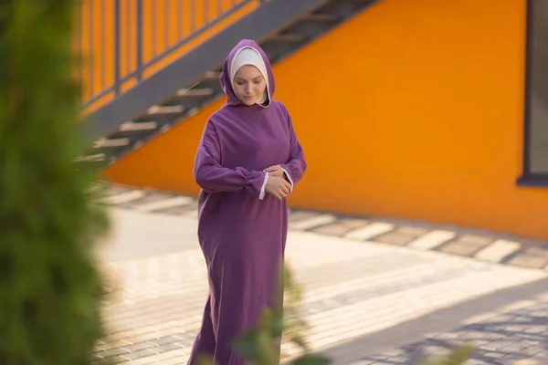 Исламская красивая женщина в мусульманском платье, стоящая на фоне летнего парка улица леса осенью trees.world день хиджаба. — стоковое фото