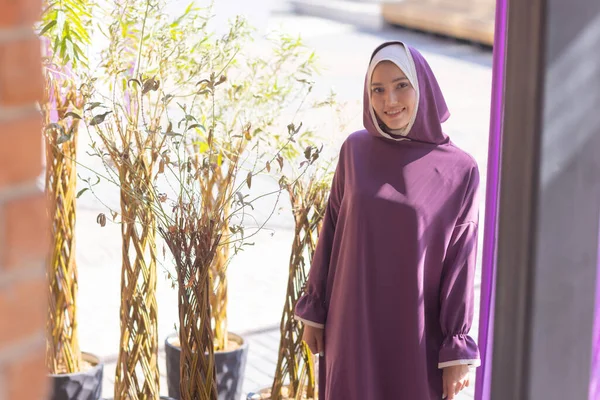 Islamische schöne Frau in einem muslimischen Kleid steht auf einem Sommer Park Straße Hintergrund Wald Herbst Bäume. Welt Hijab Tag. — Stockfoto
