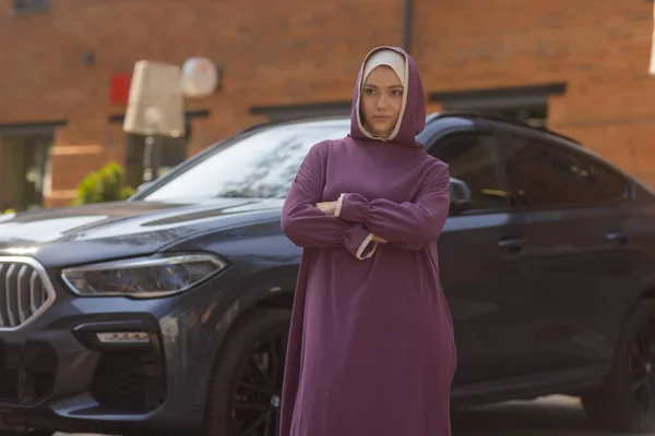 Mujer hermosa islámica en un vestido musulmán de pie en un parque de verano calle fondo bosque otoño trees.world hijab día. — Foto de Stock