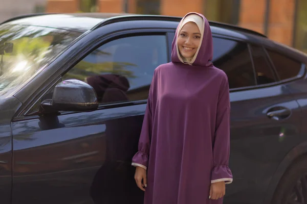 Mujer hermosa islámica en un vestido musulmán de pie en un parque de verano calle fondo bosque otoño trees.world hijab día. —  Fotos de Stock