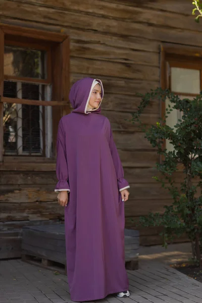 Iszlám gyönyörű nő egy muszlim ruhát áll egy nyári park utcai háttér erdő ősszel fák.világ hidzsáb nap. — Stock Fotó