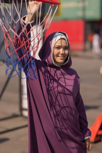 Islamische schöne Frau in einem muslimischen Kleid steht auf einem Sommer Park Straße Hintergrund Wald Herbst Bäume. Welt Hijab Tag. — Stockfoto