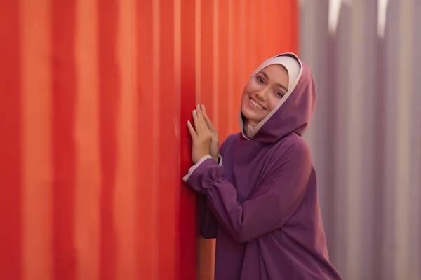 Islamische schöne Frau in einem muslimischen Kleid steht auf einem Sommer Park Straße Hintergrund Wald Herbst Bäume. Welt Hijab Tag. — Stockfoto