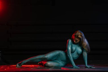 Turkuaz pullarla boyanmış muhteşem çıplak esmer..