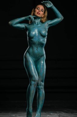 Turkuaz pullarla boyanmış muhteşem çıplak esmer..