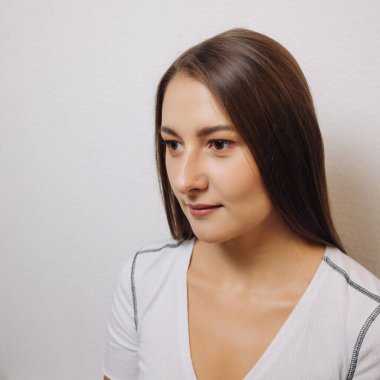 Burnundan sarkan piercingli genç bir kadının görüntüsü..