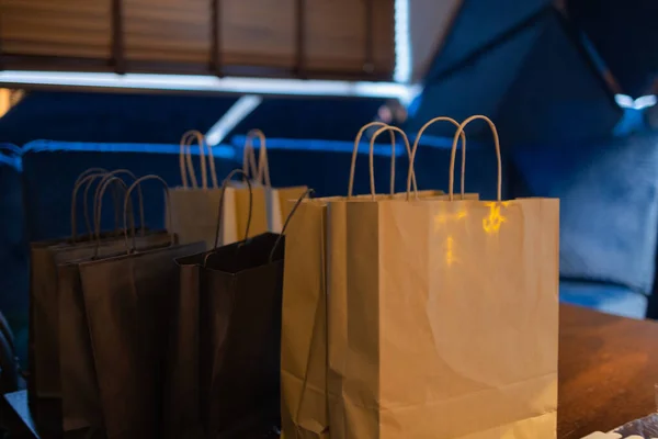 Koerier levering food service thuis. Vrouw koerier geleverd de bestelling geen naam tas met voedsel. — Stockfoto