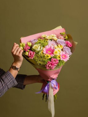 Çok sayıda farklı çiçek jölesiyle yakın plan renkli bahar çiçeği..