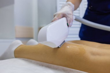 Güzellik Uzmanı Kalçadaki Kadına Epilasyon Lazeri Tedavisi Veriyor.