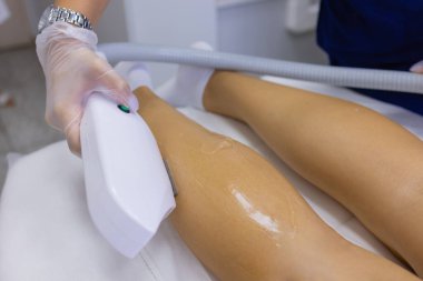Güzellik Uzmanı Kalçadaki Kadına Epilasyon Lazeri Tedavisi Veriyor.