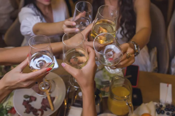 Ünneplés. Az emberek, akik egy pohár fehérbort tartanak, tósztot mondanak.. — Stock Fotó