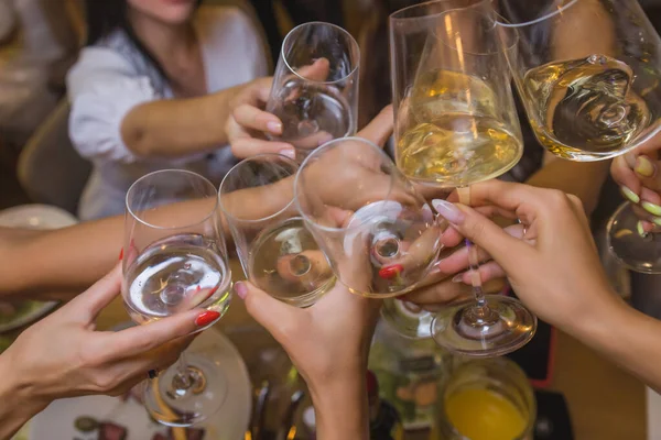 庆祝。 人们举着一杯白葡萄酒敬酒. — 图库照片