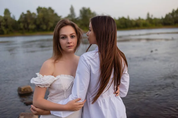 Outdoors fashion photo of beautiful bohemian lady at river. — Stock Photo, Image