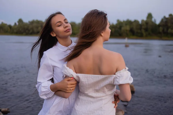 Foto de moda al aire libre de la hermosa dama bohemia en el río . —  Fotos de Stock